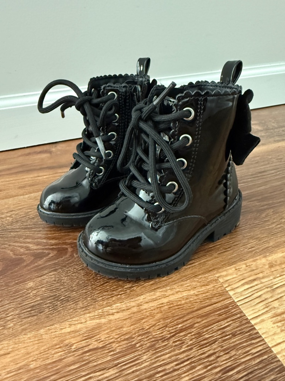 Toddler Girls Black Combat Boots with Bow Back - size 5